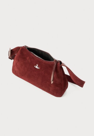 Bolsa de camurça vermelho escuro com logotipo prateado, fecho de correr na parte superior e alça larga única, colocada sobre um fundo branco simples.