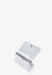Portafoglio zip-around metallico blu chiaro con una superficie liscia, chiusura a scatto singolo e scomparti interni per un'organizzazione ottimale.