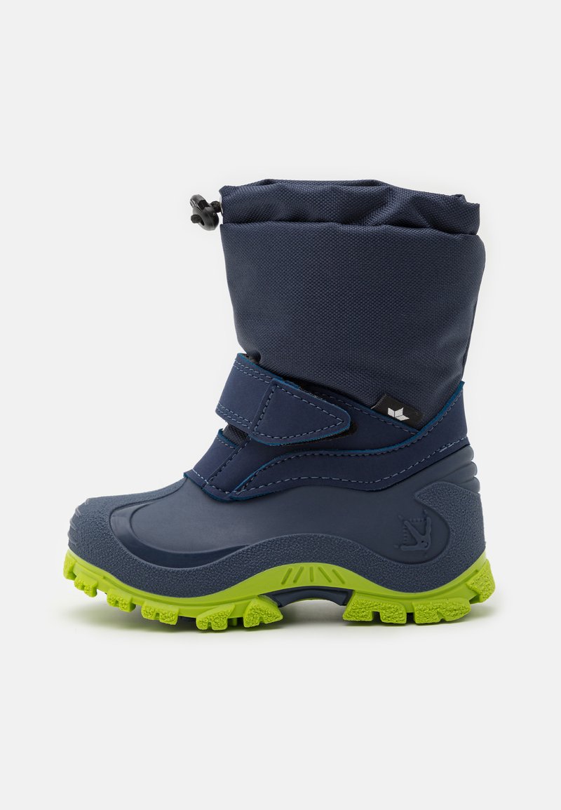 Navy vízálló csizma texturált felsőrésszel, állítható zsinórral ellátott gallérral, tépőzáras pánttal és élénkzöld gumitalppal a tapadásért.