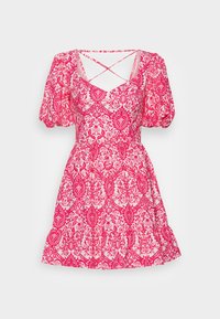 Růžové šaty s potiskem, které mají čtvercový výstřih, balónové rukávy, přiléhavé tělo a rozšířenou sukni s propracovanými květinovými vzory.