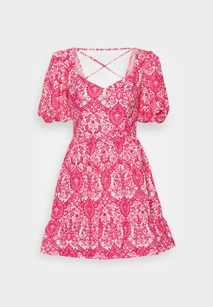 Robe à motifs roses avec décolleté carré, manches bouffantes, corsage ajusté et jupe évasée ornée de motifs floraux complexes.