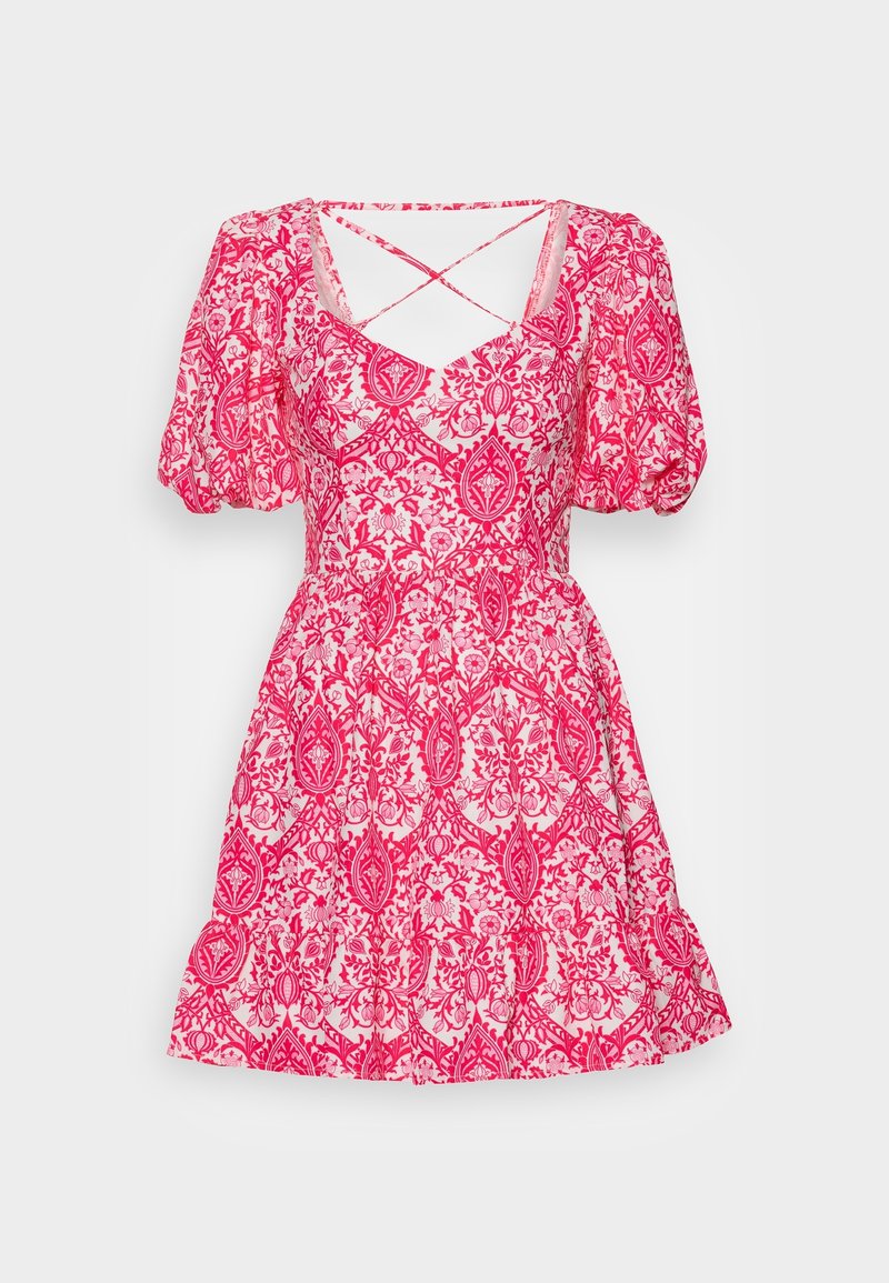 Růžové šaty s potiskem, které mají čtvercový výstřih, balónové rukávy, přiléhavé tělo a rozšířenou sukni s propracovanými květinovými vzory.