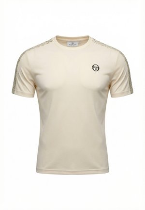 T-shirt sportiva beige a manica corta con scollo rotondo, strisce a motivo sulle spalle e logo nero Sergio Tacchini sul petto a sinistra.
