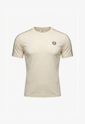T-shirt sportiva beige a manica corta con scollo rotondo, strisce a motivo sulle spalle e logo nero Sergio Tacchini sul petto a sinistra.