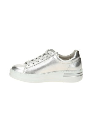 Lage zilverkleurige metallic sneaker met witte dikke zool en veters, getoond vanaf de buitenkant op een witte achtergrond.