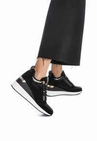 XTI Zapatillas - black