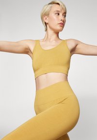 Yogasearcher HADU - Sport-bh met light support - curry