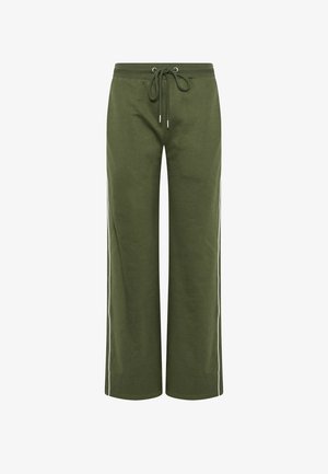 Oliwkowo-zielone szerokie spodnie dresowe z białymi paskami po bokach i ściągaczem w pasie.