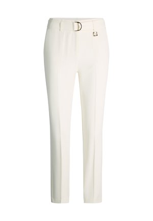 Witte, op maat gemaakte rechte broek met riemlussen en een witte stoffen riem met een zilveren dubbele ringgesp.