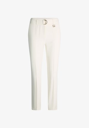 Witte, op maat gemaakte rechte broek met riemlussen en een witte stoffen riem met een zilveren dubbele ringgesp.