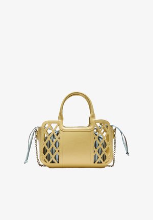 Sac à main en cuir jaune avec découpes en forme de treillis sur les côtés, pochette intérieure en tissu rayé bleu, poignées supérieures et bandoulière chaîne dorée.