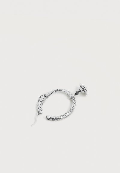 Ασημένιο κρίκο σκουλαρίκι σε σχήμα τυλιγμένου φιδιού με υφή λέπια, λεπτομέρειες κεφαλής και κλείσιμο με καρφί.