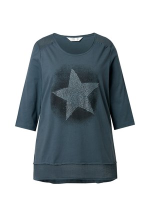 T-shirt de color verde azulado oscuro, con mangas de tres cuartos, gráfico de estrella, acentos texturizados en los hombros y un detalle tejido en el dobladillo.
