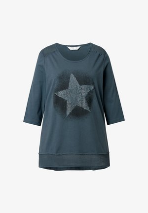 Donker zeegroen T-shirt met driekwart mouwen, een stergrafiek, textuuraccenten op de schouders en een geweven detail aan de zoom.
