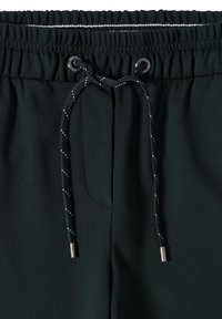 Pantaloni sportivi verde scuro con vita elastica e cordino. Il cordino presenta dettagli maculati in bianco e nero.