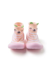Chaussures en caoutchouc roses avec des chaussettes intégrées à motif ; les chaussettes présentent un visage d'animal mignon, des rayures et des accents verts au niveau du col.