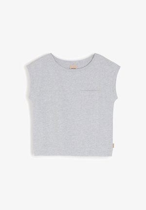 Szara bawełniana koszulka z krótkim rękawem, okrągłym dekoltem i kieszenią na piersi. Miękka tekstura i skrócony, prostokątny fason. Metka po boku.