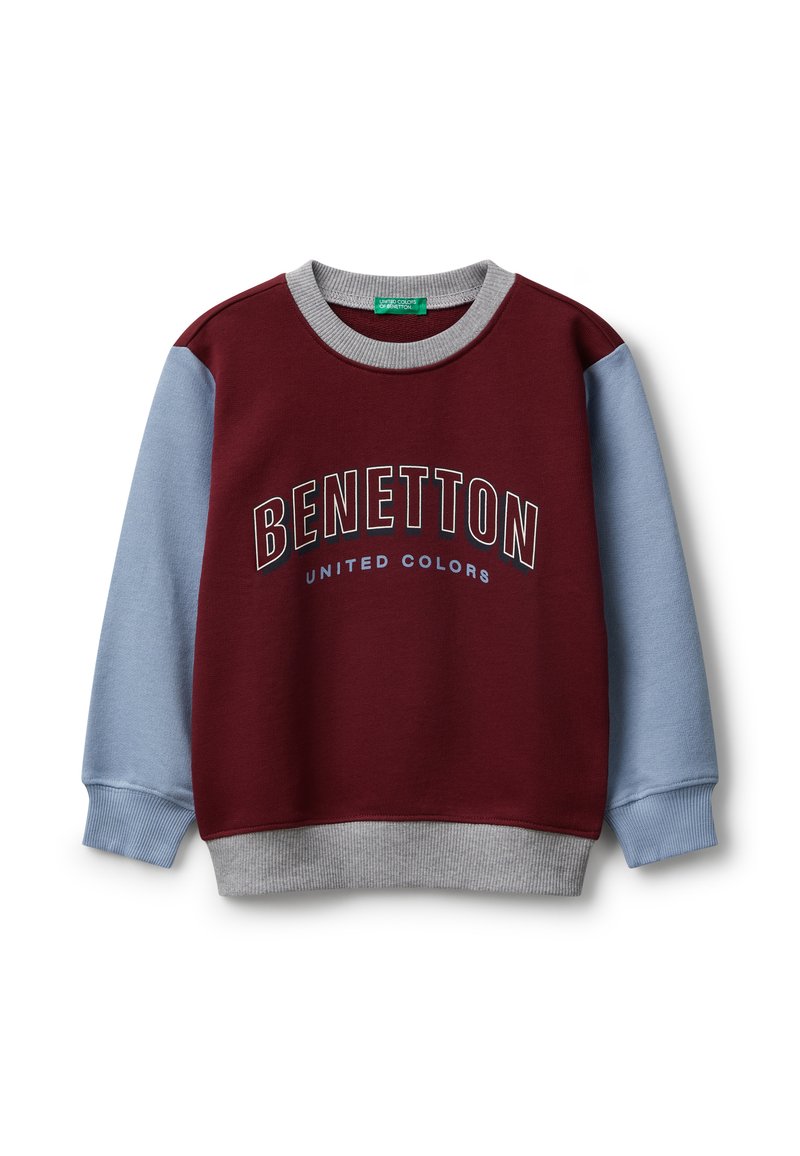Mikina s kulatým výstřihem, burgundské barvy těla, světle modrými rukávy, šedým žebrovaným límcem a lemem a textem "BENETTON UNITED COLORS" na přední straně.