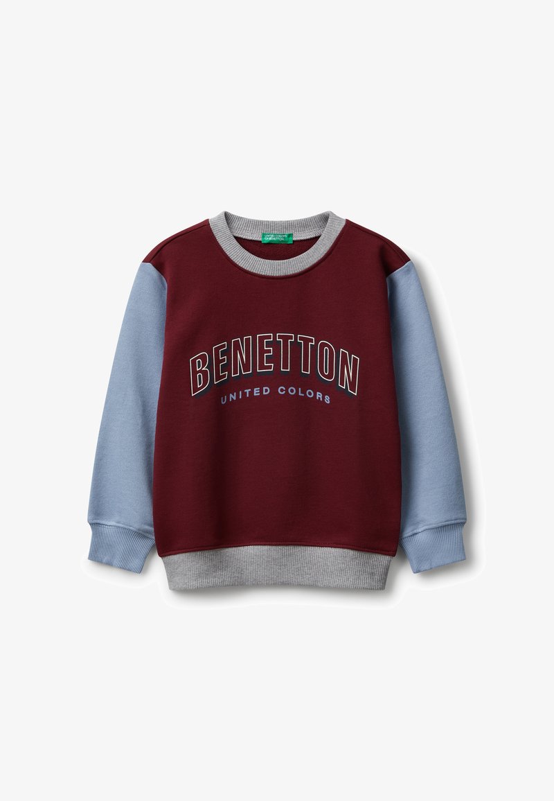 Crewneck-Sweatshirt mit burgunderfarbenem Körper, hellblauen Ärmeln, grauem geripptem Kragen und Saum sowie dem Text "BENETTON UNITED COLORS" auf der Vorderseite.