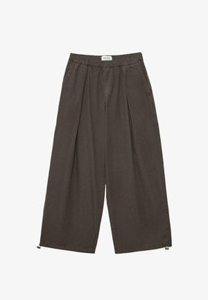Pantaloni larghi marrone scuro con vita elastica, pieghe frontali, tasche laterali e coulisse regolabili all'orlo.