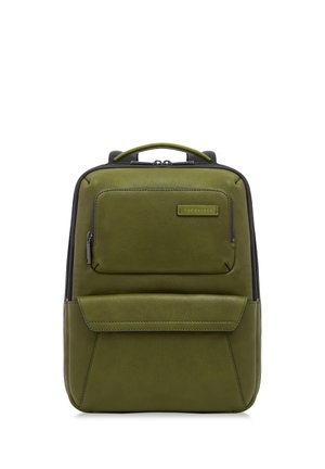 Zaino in pelle verde con tasca frontale con cerniera, tasca con pattina sotto e maniglia superiore su sfondo bianco.