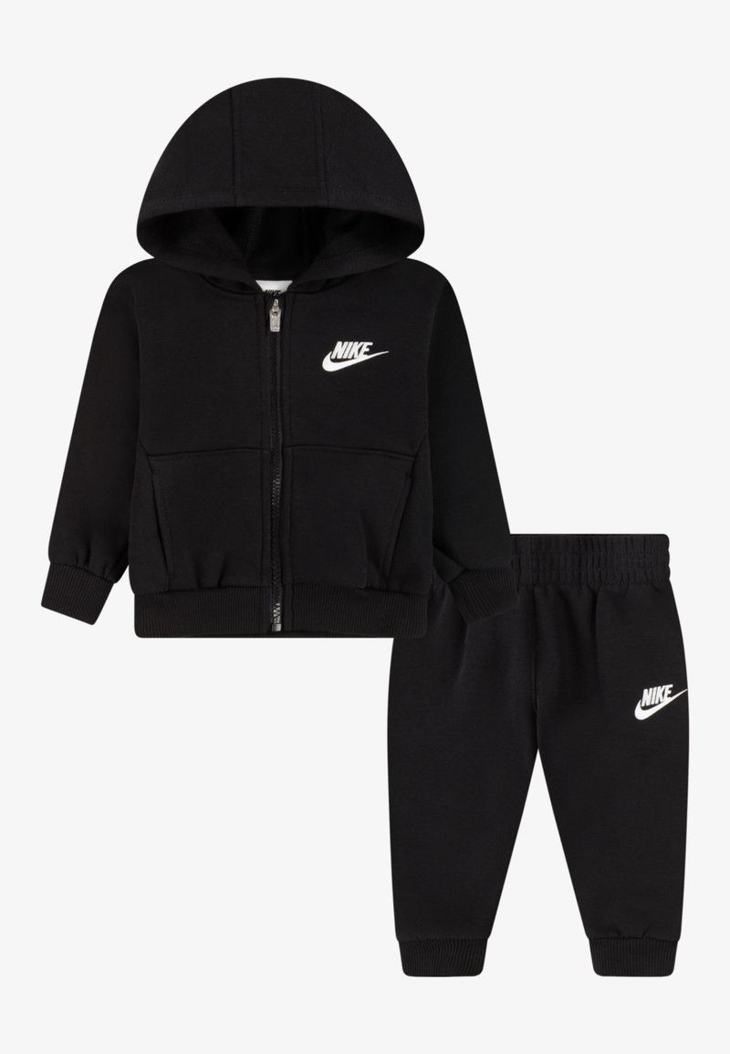 Tuta nera composta da due pezzi con felpa con cappuccio e zip frontale con tasca anteriore e pantaloni abbinati con vita elastica, entrambi con dettagli di logo bianchi.