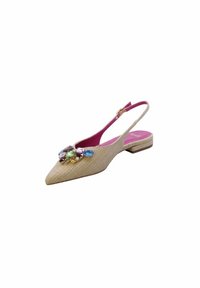 Scarpa slingback beige in tessuto intrecciato con punta affusolata, interno rosa, tacco basso a blocco e decorazione di gemme multicolori sul davanti.
