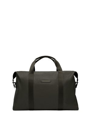 Sac de sport vert foncé en matériau texturé, avec des poignées robustes et un design minimaliste agrémenté d'un petit accent rectangulaire.