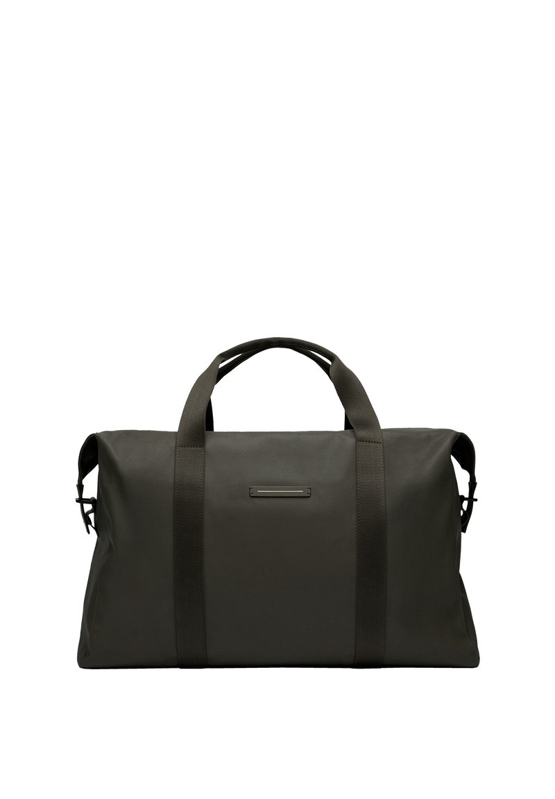Sac de sport vert foncé en matériau texturé, avec des poignées robustes et un design minimaliste agrémenté d'un petit accent rectangulaire.