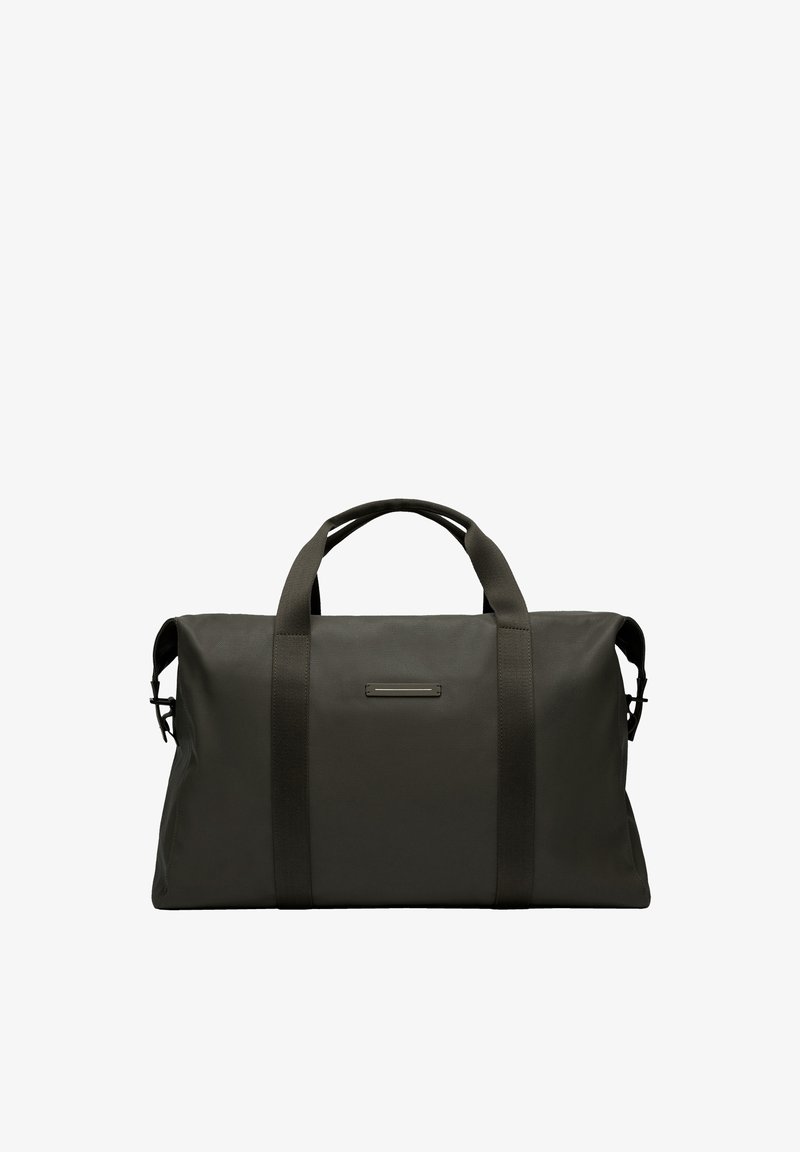 Sac de sport vert foncé en matériau texturé, avec des poignées robustes et un design minimaliste agrémenté d'un petit accent rectangulaire.