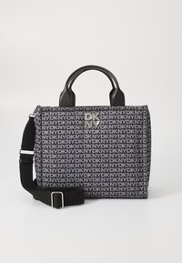 Saco DKNY com um tecido preto texturizado com padrão de logótipos repetidos, alças em couro preto e uma alça ajustável preta. Acessório em metal prateado.