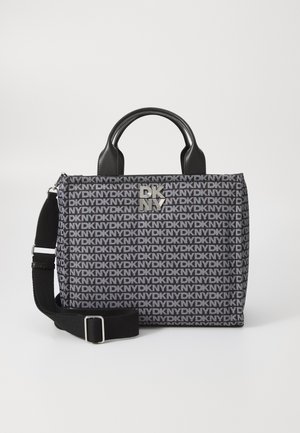 Bolso DKNY que presenta una tela negra texturizada con un patrón de logo repetido, asas de cuero negro y una correa ajustable negra. Detalles en hardware plateado.