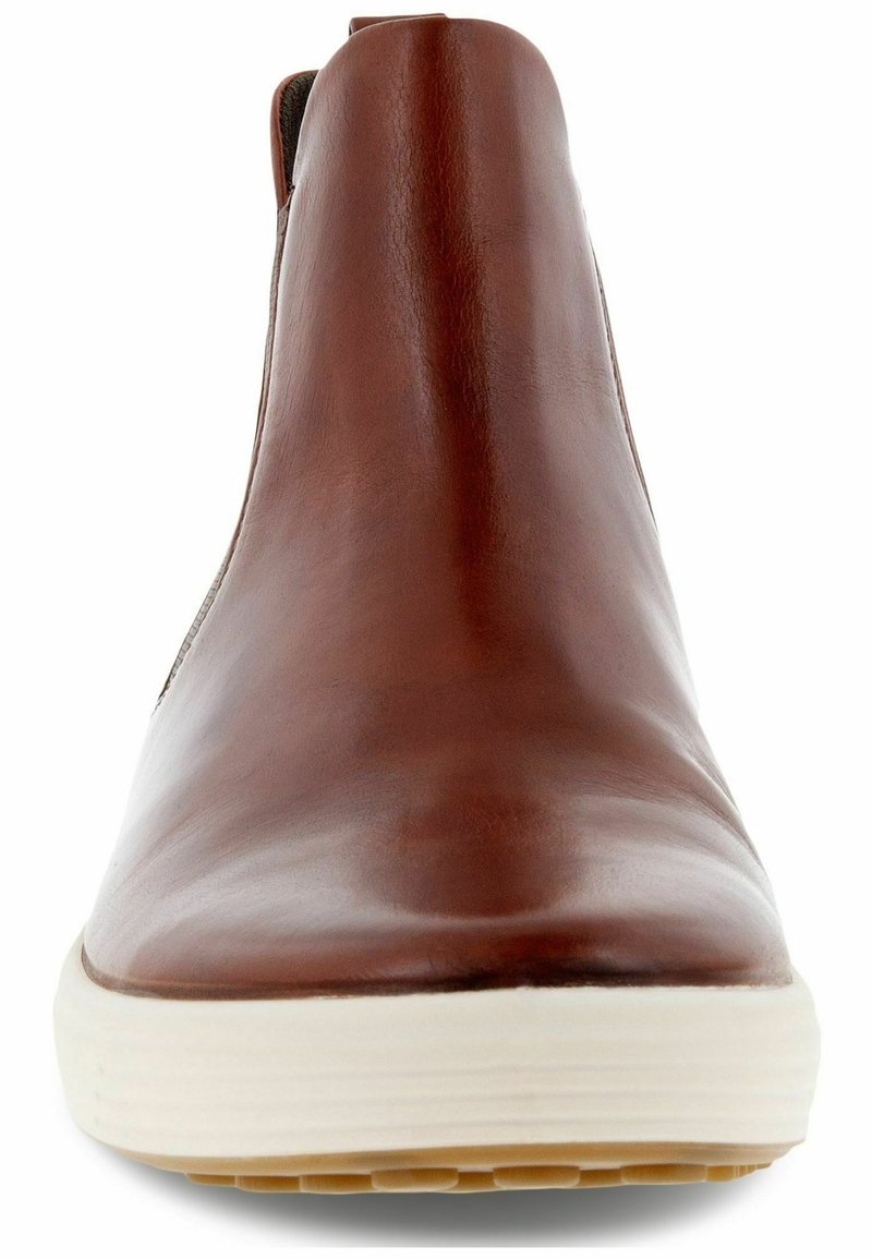 Botín de cuero marrón hasta el tobillo con un acabado suave, paneles laterales elásticos y suela de goma blanca. Presenta una punta redondeada y un diseño minimalista.