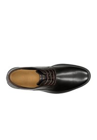 Scarpa da dress in pelle nera con lacci marroni, punta tonda, finitura liscia e soletta marrone chiaro con il logo "wojas" impresso.
