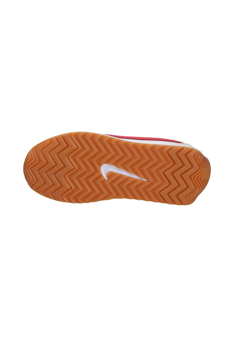 Calzado Nike con una suela de goma que presenta un patrón en zigzag, de color naranja, y un logo de swoosh blanco. La parte superior es roja con acentos blancos.