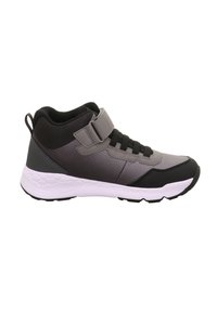 Schwarz-grauer High-Top-Sneaker mit strukturiertem Obermaterial, Schnürung vorne und Klettverschluss. Er verfügt über eine dicke weiße Zwischensohle und eine Gummisohle.