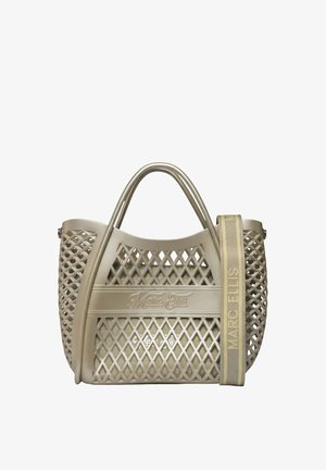 Sac fourre-tout beige Marc Ellis avec un motif de découpes en forme de losange et une bandoulière amovible en tissu avec le nom de la marque imprimé en doré.