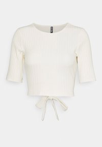 Bílý ribovaný krátký top s krátkými rukávy a detailem na zavázání v pase. Hladká textura a kulatý výstřih.