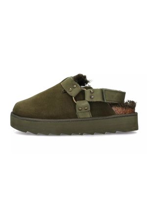 Zoccoli in suede verde con superficie texture, dotati di cinturini regolabili, dettagli in metallo e suola spessa per una maggiore aderenza e supporto.