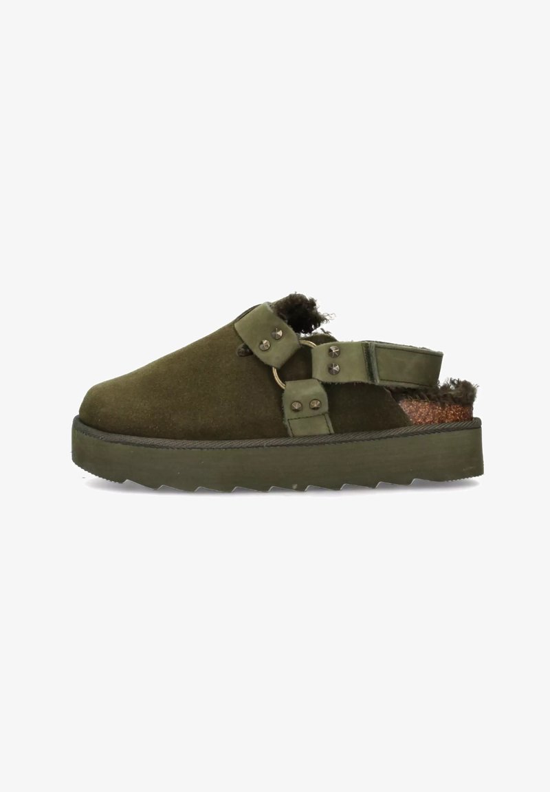Zoccoli in suede verde con superficie texture, dotati di cinturini regolabili, dettagli in metallo e suola spessa per una maggiore aderenza e supporto.