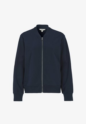 Laivastonsininen vetoketjulla varustettu takki, jossa on resoripintainen kangas, pystymallinen kaulus, sivutaskut ja pitkät hihat. Siinä on hopeanvärinen vetoketju.