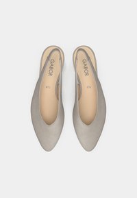 Chaussures à lanières beige avec un bout pointu, en matériau lisse, dotées d'une doublure intérieure douce et portant le nom de la marque "GABOR" imprimé à l'intérieur.