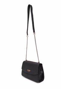 Borsa a tracolla in pelle nera con superficie texture, tracolla a catena e dettaglio logo metallico. Presenta una chiusura a patta e una forma strutturata.