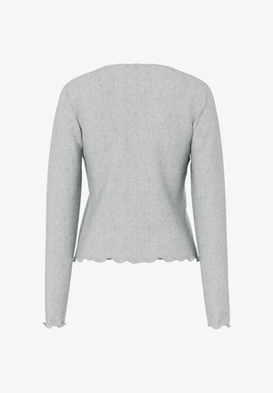 Maglietta a maniche lunghe in maglia coste di colore grigio chiaro con bordi smerlati su orlo e polsini, mostrata da dietro.