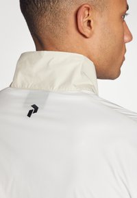 Peak Performance MEADOW WIND JACKET - Softshelljakke - sand fog/offwhite/