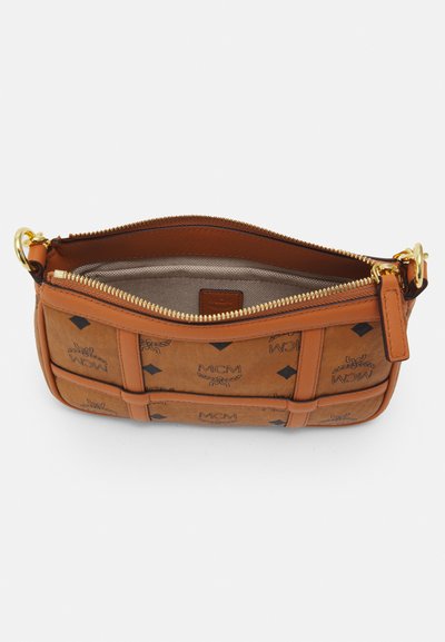 Vihreä nahkahandbag, jossa on brändilogolla varustettu kuvio, vetoketj Closure, kultasävyiset yksityiskohdat sekä sileä pinta. Sisäosa on vuorattu tan-värisellä kankaalla.