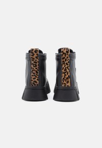Tommy Jeans VULC FLATFORM LEOPARD - Sapatilhas de cano alto - black