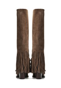 Brązowe zamszowe kozaki do kolan z frędzlami na dole i nałożonym obcasem. Gładka tekstura z eleganckim designem.