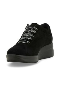 Sneaker in suede nero con suola in gomma spessa, caratterizzato da lacci grigi a fantasia e un design a punta arrotondata. Nessun marchio visibile.