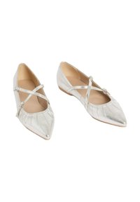 Ballerines argentées métalliques avec un bout pointu, une surface texturée, des sangles croisées et une semelle plate. Agrémentées de détails plissés.